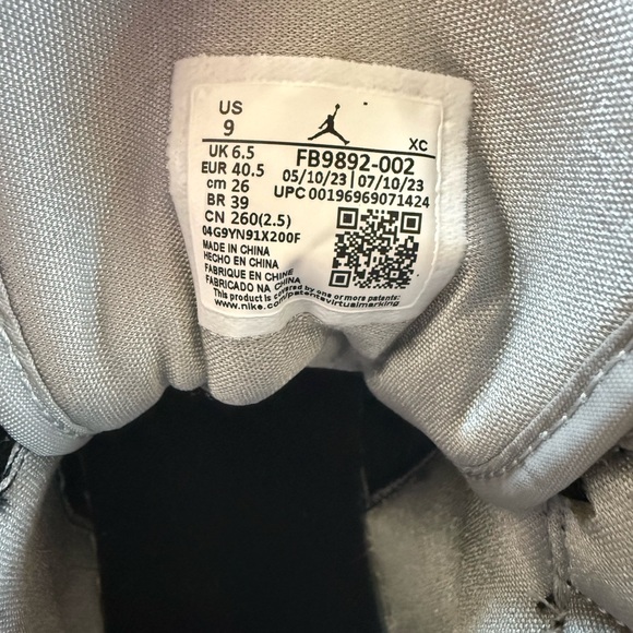 Nike Air Sneakers in Black and White - Picture 4 of 5